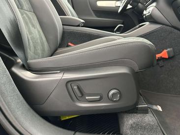 Volvo XC40 B4 Plus — photo 17