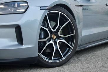 Porsche Taycan — photo 10