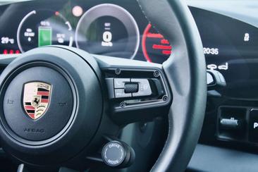 Porsche Taycan — photo 28