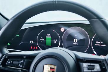 Porsche Taycan — photo 30