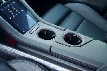Porsche Taycan — photo 39