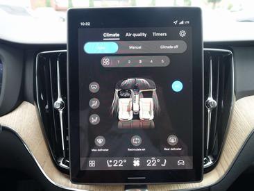 Volvo XC60 T8 Recharge Plus — photo 17