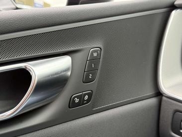 Volvo XC60 B4 Plus — photo 13