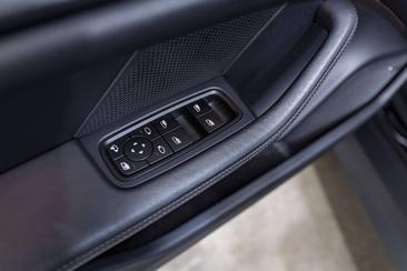 Porsche Taycan — photo 30