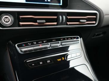 Mercedes EQC 400 — photo 18