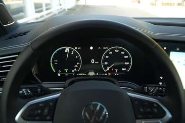 Volkswagen Touareg EHybrid 4Motion Elegance — photo 11