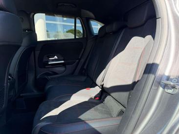 Mercedes GLA 180 Premium — photo 8