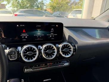 Mercedes GLA 180 Premium — photo 16
