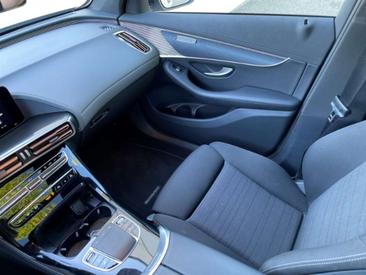 Mercedes EQC 400 — photo 18