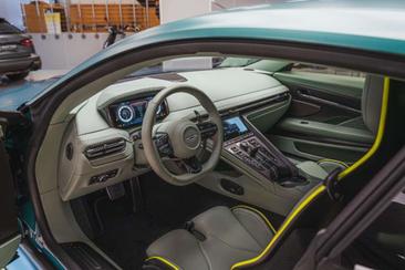 Aston Martin DB12 — photo 6
