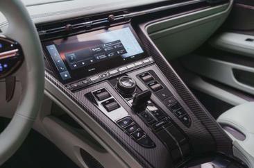 Aston Martin DB12 — photo 9