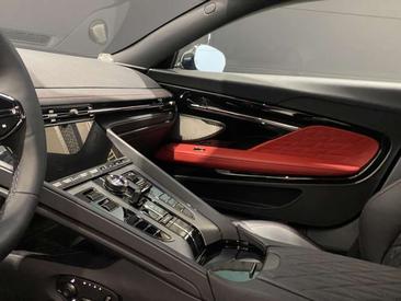 Aston Martin DB12 — photo 14