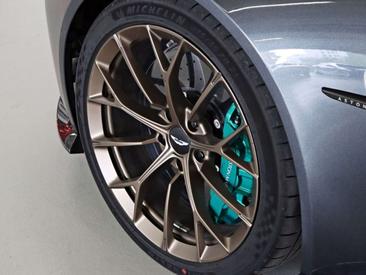 Aston Martin Vantage Coupe 4.0 V8 — photo 22