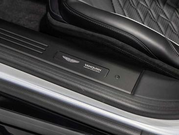 Aston Martin V12 Vanquish — photo 17