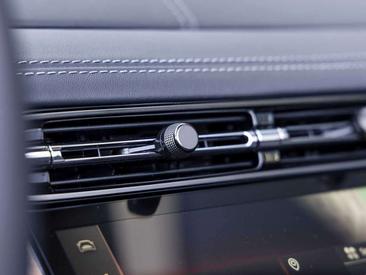 Aston Martin DB12 Volante — photo 25