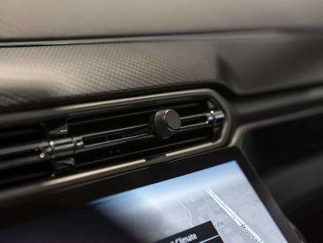 Aston Martin V12 Vanquish — photo 24