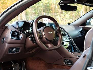 Aston Martin DBS 5.2 V12 — photo 16