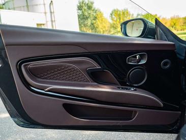 Aston Martin DBS 5.2 V12 — photo 25