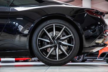 Aston Martin DB11 Coupé V8 Bright Pack — photo 7