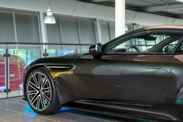 Aston Martin DB12 4.0 V8 — photo 17