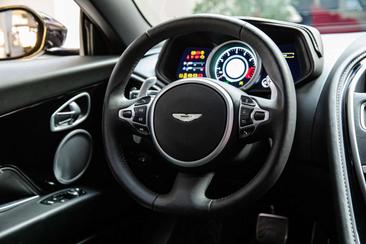 Aston Martin DB11 Coupé V8 — photo 10
