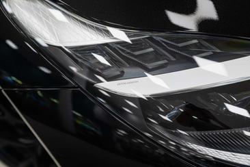 Aston Martin DB12 Volante — photo 24