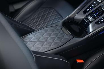 Aston Martin DB12 Volante — photo 34