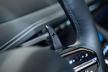Aston Martin DB12 Volante — photo 35