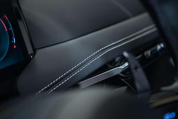 Aston Martin DB12 Volante — photo 36