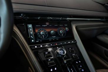 Aston Martin DB12 4.0 V8 — photo 32