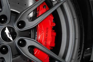 Aston Martin DBS Superleggera — photo 11