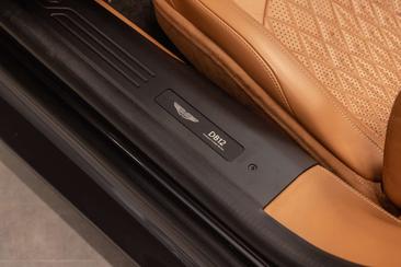 Aston Martin DB12 Volante — photo 12