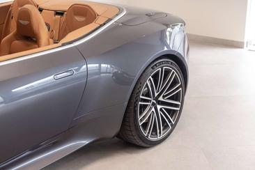 Aston Martin DB12 Volante — photo 15