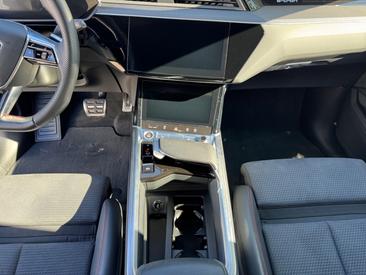 Audi Q8 E-tron S Line 50 E-tron Quattro — photo 10