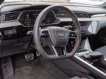 Audi Q8 E-tron S Line 50 E-tron Quattro — photo 13