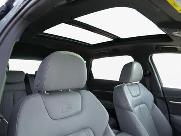 Audi Q8 E-tron Advanced 55 E-tron Quattro — photo 10
