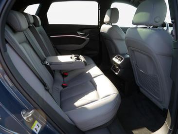Audi Q8 E-tron Advanced 55 E-tron Quattro — photo 16