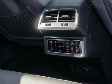 Audi Q8 E-tron Advanced 55 E-tron Quattro — photo 17