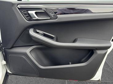 Porsche Macan S — photo 17