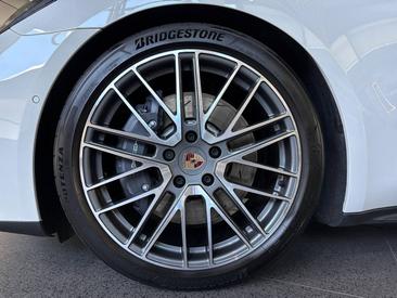 Porsche Panamera III 4 E-Hybrid — photo 27