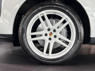 Porsche Macan S — photo 6