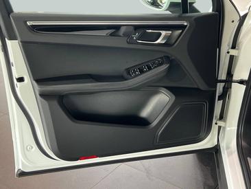 Porsche Macan S — photo 18