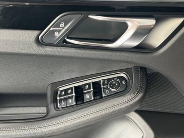 Porsche Macan S — photo 19