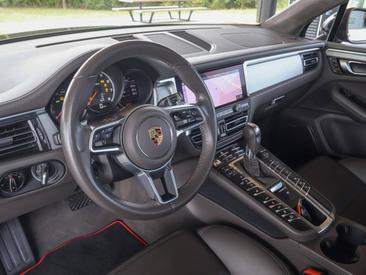 Porsche Macan Turbo — photo 12