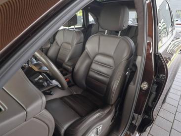 Porsche Macan Turbo — photo 13