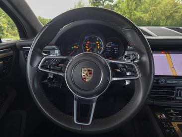 Porsche Macan Turbo — photo 15