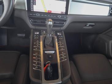 Porsche Macan Turbo — photo 18