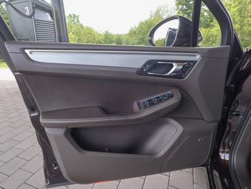 Porsche Macan Turbo — photo 19