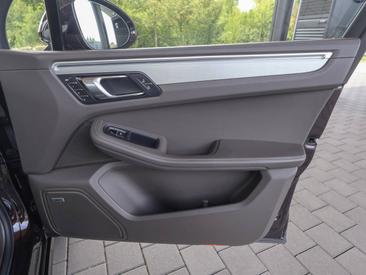 Porsche Macan Turbo — photo 22