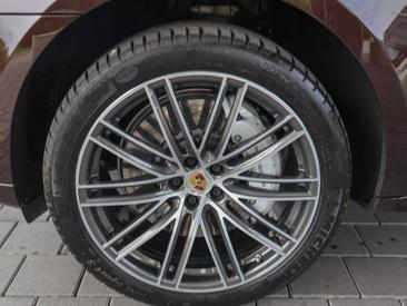 Porsche Macan Turbo — photo 23